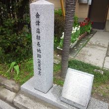 お寺の前に碑が