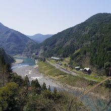 入口の向かい側の景色