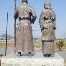 二人が見ている方向に・・・富士山