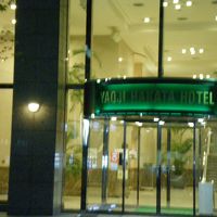 一番博多駅に近いところが入り口です(フロントは２階)