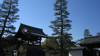 広い境内に時間を知らせる梵鐘。