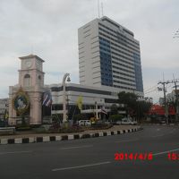 ホテル前には時計台が