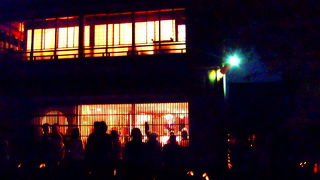 黒塀通りの一画にある大正浪漫漂う建築 （国登録有形文化財）