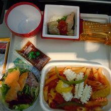 行きの機内食
