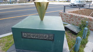 人も車も多い場所