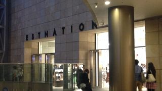 ブランドショップがたくさん