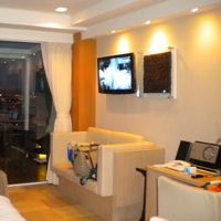 壁掛けのテレビなど、スタイリッシュな内装です。