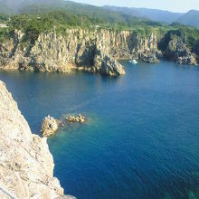 深みのある青い海も美しいです。