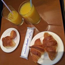 オレンジジュースとパン