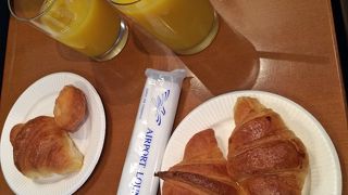 朝のオレンジジュースとパン