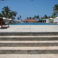 ホテル中央に位置するプール