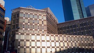 新橋駅前の飲食店が多く入るビル