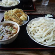 肉汁うどん並（400ｇ）に天ぷら３点盛り