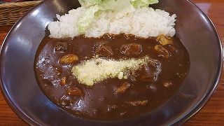 住宅街の中にあるカレーの有名なお店です