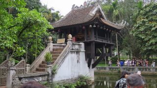 池に立つ角柱の上にある小さなお堂