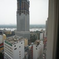 手前のビルに少し遮られますが、メコン川も見ることができます。