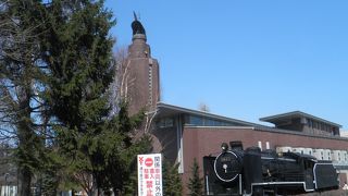 近くにプロ野球の屋内練習場がある