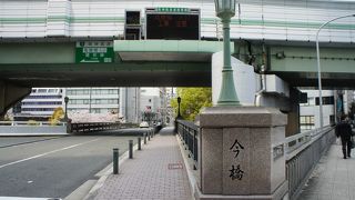 葭屋橋と東詰でV字型に分かれます