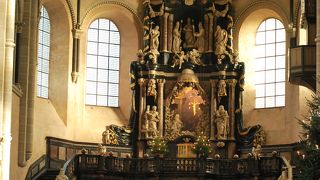 内部の祭壇がとても美しい