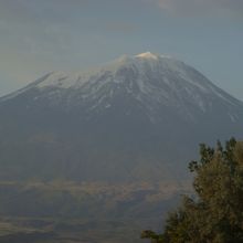 ホテルの窓から眺める大アララト山