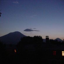 夜明け前のシルエット。右側にある富士山形の山は、小アララト山