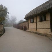 霧の河回村