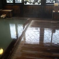 白旗源泉を引いた大浴場には2つの湯船がある。