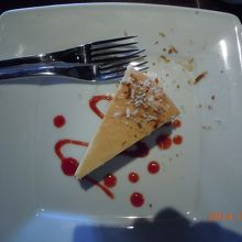 Kalamansi Cheesecake 赤いソースが合う