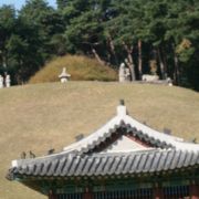 朝鮮王朝を建てたイ・ソンゲのお墓があります。