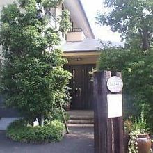 道路から玄関を望む