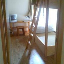 ベットが上下に並ぶ、個室