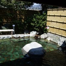 源泉掛け流しの露天風呂もあります
