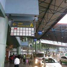 空港エントランス前から