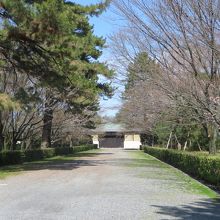 突き当たりが門。参観は左の入口から。