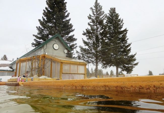 ホワイトホース近郊の温泉プール、冬は雪見風呂が味わえます、運がよければオーロラ風呂も？