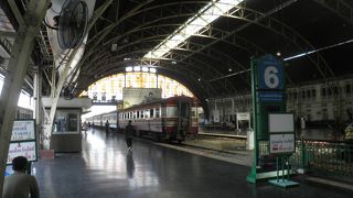 大きなドームの駅舎