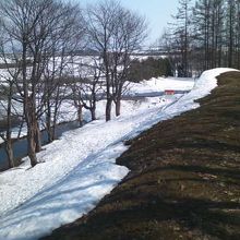 射的場跡として残る土堤上の様子