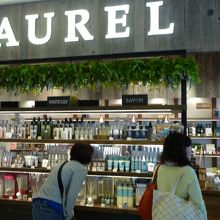 通路に面して商品が飾ってあるので見やすい