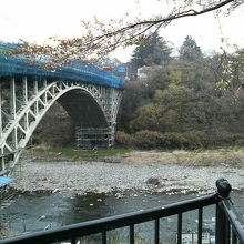 川沿いに桜が何本か並んでいます。