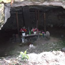 洞窟のやぐら＝お墓