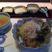 サラダです。タコがはいってました。