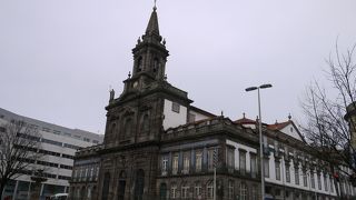 市庁舎裏の教会