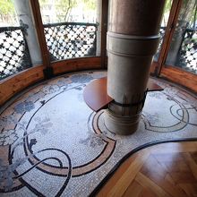 テラスにあるモザイク