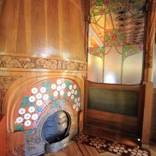 暖炉のある中央の部屋