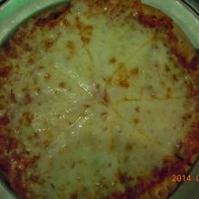 チーズ・ピザ、沢山のチーズが良く伸びて簡単に切れません