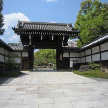 重厚な正面入口