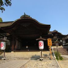 この中に作品が展示されています