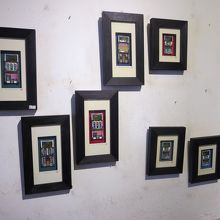 濃い木枠がタイルを引き立てます