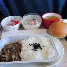 機内食は豪華ではないが少食の私にはちょうどよかった