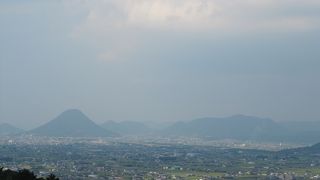 緑の平野とため池